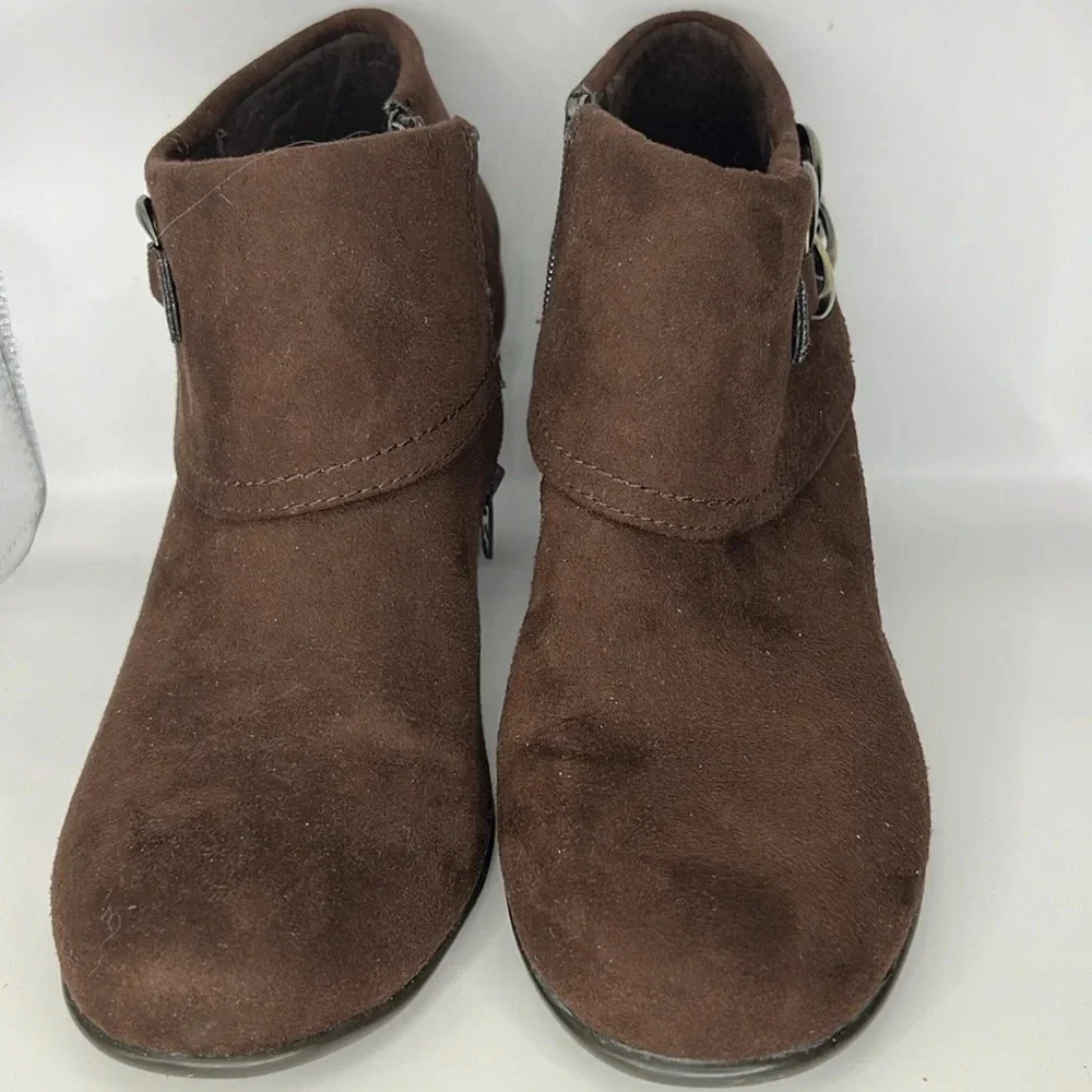 A2 AEROSOLES Women’s Heel Ankle Booties Side Zip BROWN Suede Leather 9 Event Y2K